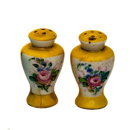 Sub.:2-On - Lote: 719 -  Pareja de saleros en porcelana con marca SM en amarillo con decoracin floral. Con piquete y pelo.
