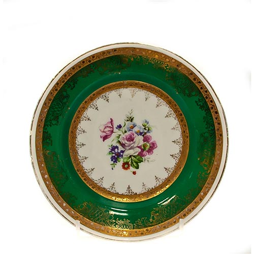 Sub.:2-On - Lote: 713 -  Plato en porcelana de Bidasoa con flores como motivo central enmarcadas por orlas doradas y verdes.