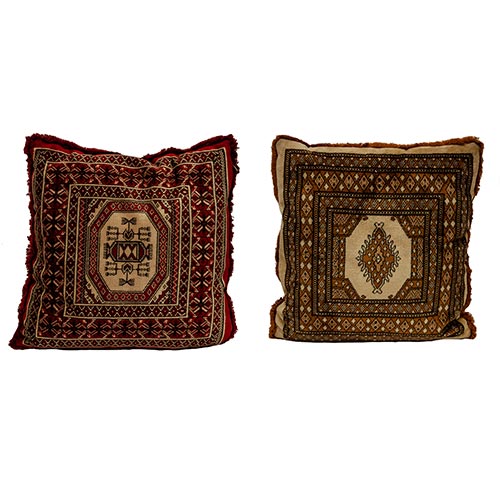 Sub.:2-On - Lote: 1211 -  Lote de dos almohadones de estilo turco con herat central, uno en rojo y otro en beige.