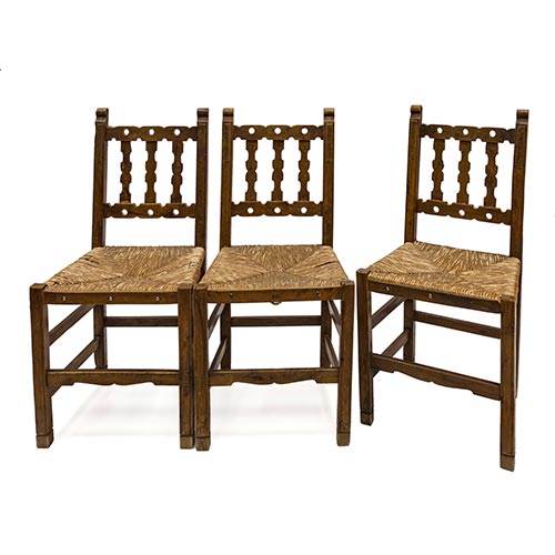 Sub.:2-On - Lote: 69 -  Cinco sillas rsticas en madera tallada con asiento de enea. Principios s. XX.