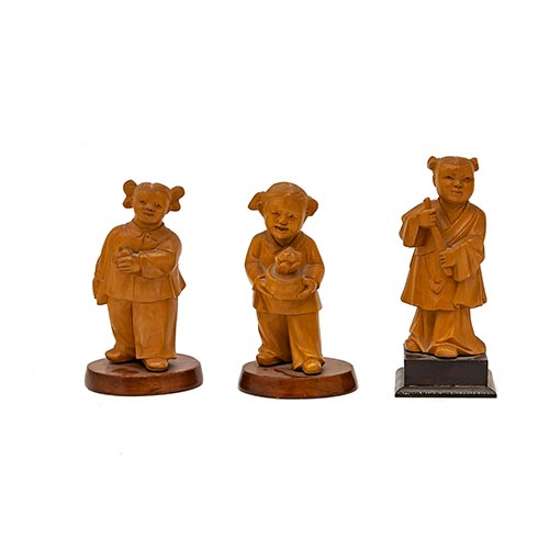 Sub.:2-On - Lote: 929 -  Nias chinas. Lote de tres figuras en madera tallada sobre peana de madera.
