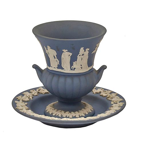 Sub.:2-On - Lote: 848 -  Lote de pequeo jarrn y plato en porcelana Wedgwood azul con bajorrelieves con escenas clsicas en blanco.