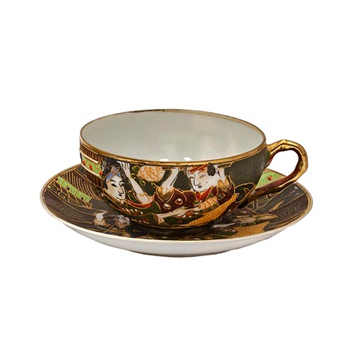 Sub.:2-On - Lote: 938 -  Lote de taza con su plato en porcelana japonesa estilo Satsuma con decoracin de escena domstica.