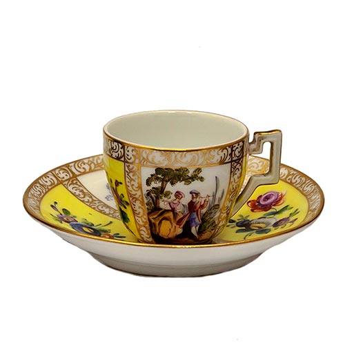 Sub.:2-On - Lote: 772 -  Lote de taza con su plato en porcelana con sello D coronada con sucesin de escenas galantes de ramilletes florales enmarcados por orlas doradas.