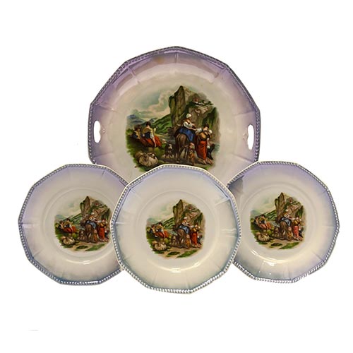 Sub.:2-On - Lote: 796 -  Lote de tres platos y una bandeja de pastas en porcelana de perfil decgonal policromados con escenas pastoriles.