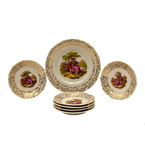 Sub.:2-On - Lote: 701 -  Lote de 6 platos pequeos y 1 de postre en porcelana Santa clara con escenas galantes siguiendo modelos de Fragonard enmarcadas por orlas doradas.