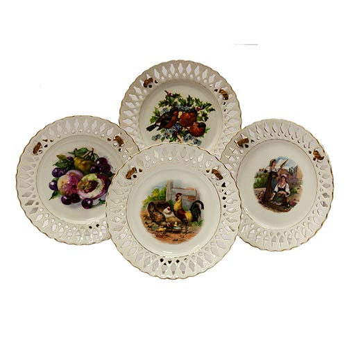 Sub.:2-On - Lote: 779 -  Lote de cuatro platos en porcelana con borde calado con escenas centrales de pjaros, frutos y campesinas.