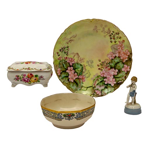 Sub.:2-On - Lote: 766 -  Lote de plato en porcelana Royal Austria con cerezos en flor, cuenco en porcelana Lenus con jarrones florales, caja en porcelana siguiendo modelos de Limoges y nio msico en porcelana.