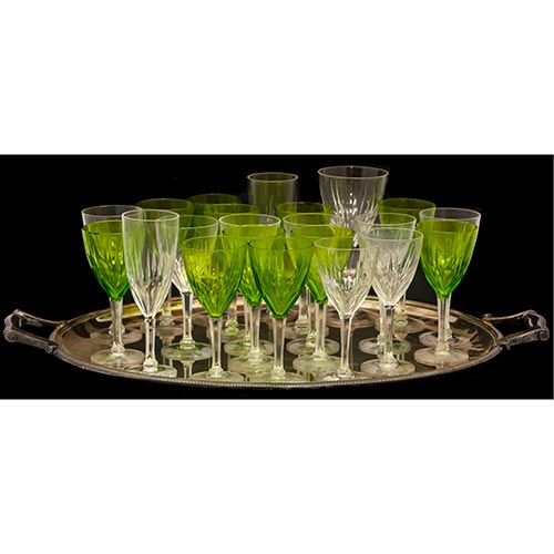 Sub.:2-On - Lote: 1311 -  Cristalera parcialmente completa en cristal tallado. Compuesta por una licorera, 8 copas de agua, 8 copas de champagne, 10 copas de vino tinto y 11 de vino blanco con copa tintada en verde y una con piquete.