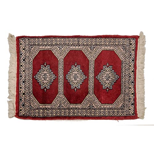 Sub.:2-On - Lote: 263 -  Pequea alfombra tipo persa en lana con tres herats sobre fondo rojo como motivo central enmarcados por borde geometrizado.