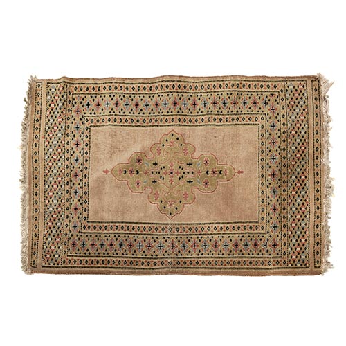 Sub.:2-On - Lote: 268 -  Pequea alfombra tipo persa con herat central en beige sobre fondo rosa palo como motivo de campo y borde dividido en cuatro franjas con motivos geomtricos.