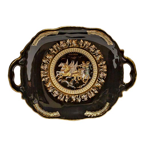 Sub.:2-On - Lote: 835 -  Pequea bandeja en porcelana esmaltada en negro con decoracin de corte griego en dorado y escena central de un auriga.