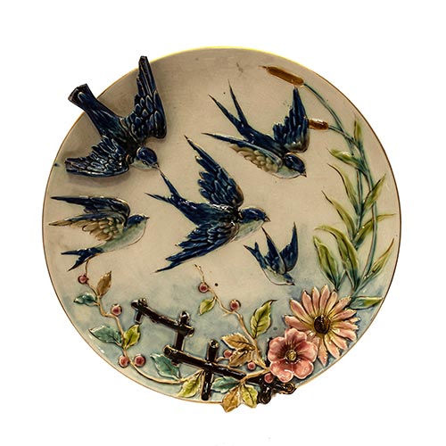 Sub.:2-On - Lote: 757 -  Pareja de platos decorativos en porcelana policromados con golondrinas y flores en relieve y detalles dorados. Desperfectos.