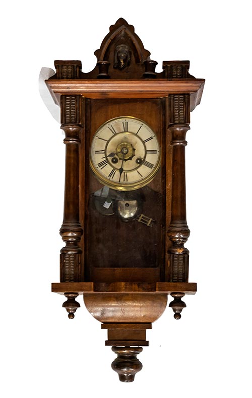 Sub.:2-On - Lote: 982 -  Reloj de pared con esfera de metal con numeracin romana, caja de madera y despertador. Con pndulo y llave.