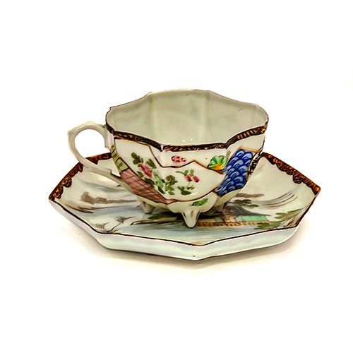 Sub.:2-On - Lote: 919 -  Taza con su plato en porcelana japonesa con floral en la taza y con paisaje en el plato.