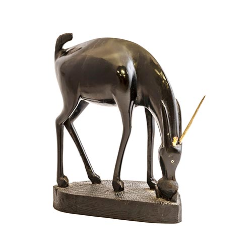 Sub.:2-On - Lote: 1039 -  Figura en madera tallada con representacin de un ciervo. Desperfectos.