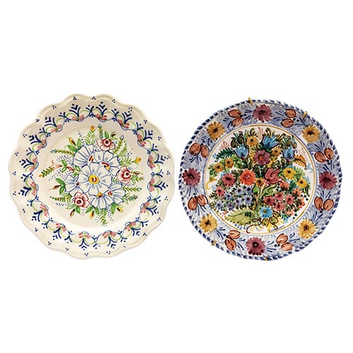 Sub.:2-On - Lote: 624 -  Lote de dos platos en cermica, pintados a mano. Uno de ellos con sello Sevillarte.