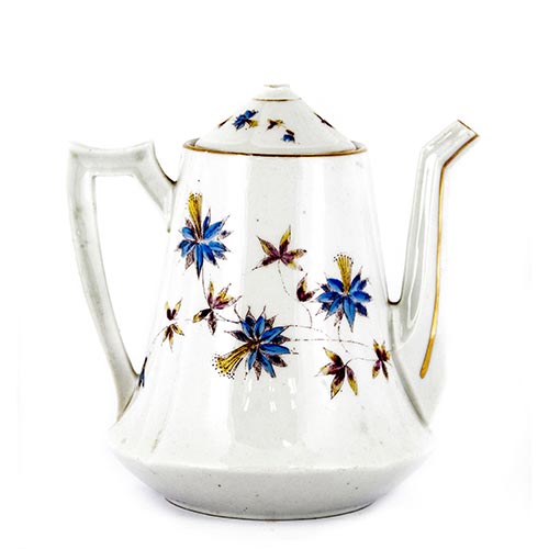 Sub.:2-On - Lote: 850 -  Tetera en porcelana blanca con decoracin de flores. Tapa con desperfectos.