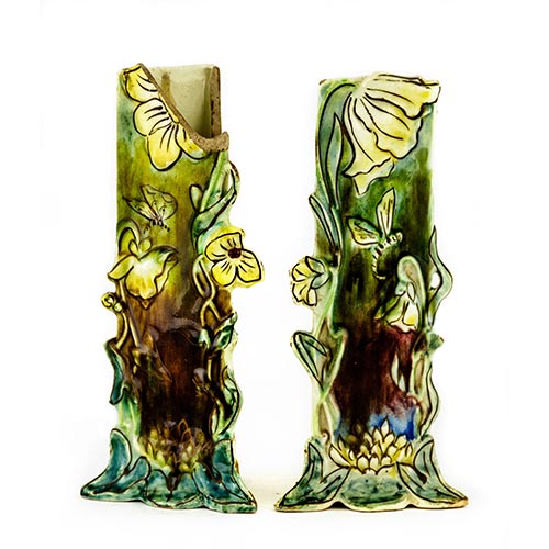 Sub.:2-On - Lote: 643 -  Pareja de floreros en cermica vidriada modernista con decoracin floral. Uno de ellos con desperfectos.