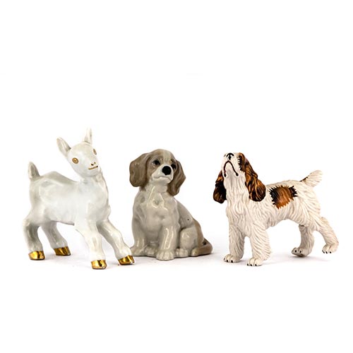 Sub.:2-On - Lote: 639 -  Lote de 3 figuritas en cermica. Dos perros y un cordero. Pata trasera del perro consolidada.