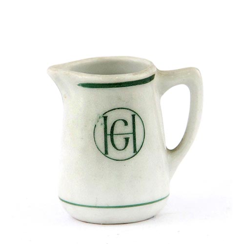 Sub.:2-On - Lote: 742 -  Pequea jarrita en porcelana blanca de Santa Clara con iniciales HG en color verde.