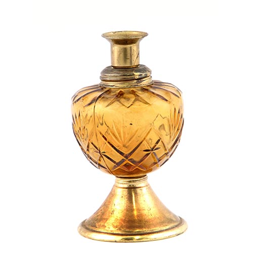 Sub.:2-On - Lote: 1286 -  Perfumero en vidrio amarillo y bronce.