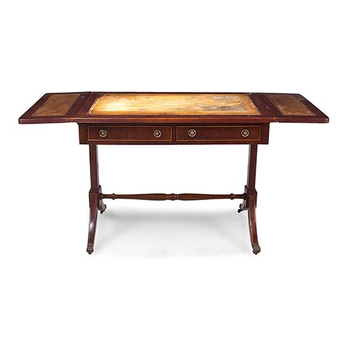 Sub.:2-On - Lote: 3 -  Mesa escritorio de alas estilo ingls en madera de caoba con cajones en cintura. Falta tapete de cuero en el tablero central.
