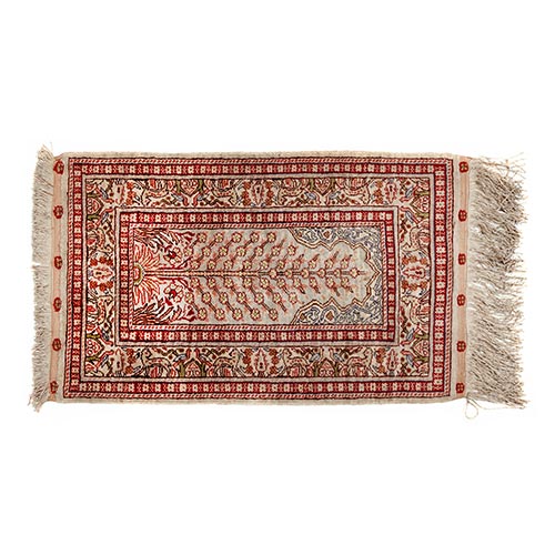 Sub.:2-On - Lote: 1206 -  Miniatura de alfombra de adoracin estilo persa. s. XX. Se aprecia un cuerpo central en donde se alza un gran rbol y lo rodea una cenefa que intercala motivos zoomorfos y arquitecturas.