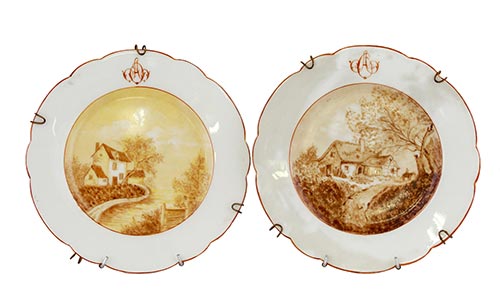 Sub.:2-On - Lote: 820 -  Dos platos de porcelana con paisajes pintados. Iniciales.