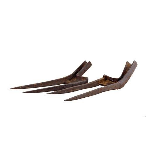 Sub.:2-On - Lote: 1075 -  Pareja de layas en hierro, apero de labranza navarro, ca. 1900. Faltan mangos de madera.