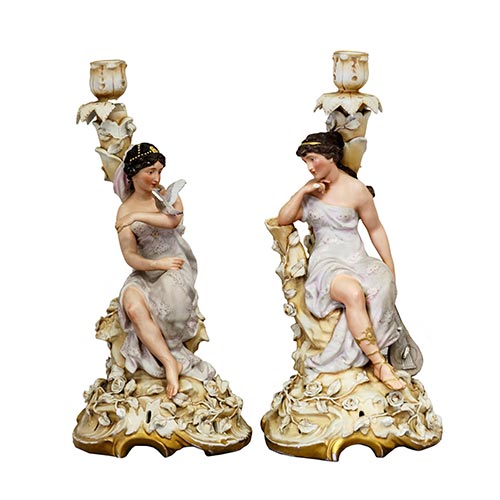 Sub.:2-On - Lote: 803 -  Pareja de candeleros en porcelana con figuras femeninas con instrumentos musicales.