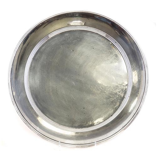 Sub.:2-On - Lote: 1403 -  Bandeja circular en metal plateado.