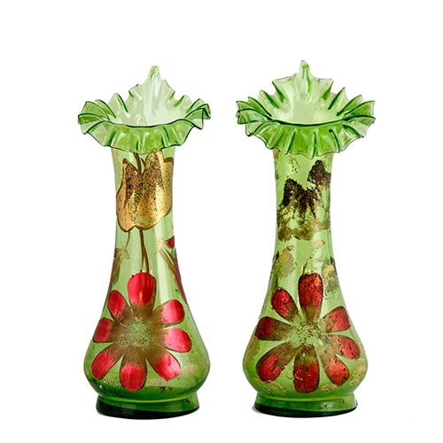Sub.:2-On - Lote: 1293 -  Pareja de floreros en vidrio de color verde decorado con motivos florales pintados a mano. Con faltas.