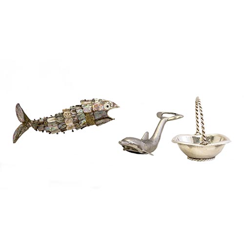 Sub.:2-On - Lote: 1066 -  Lote de abrebotellas en forma de delfn en metal plateado, cestillo en metal plateado y curioso pez lamelar con escamas de ncar, ste ltimo con faltas.