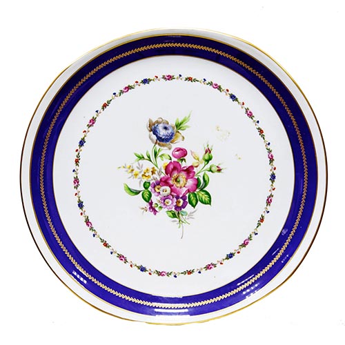 Sub.:2-On - Lote: 750 -  Plato en porcelana de Limoges con decoracin floral en el centro de la base y orlas en el ala doradas y azules.