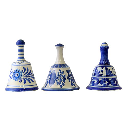 Sub.:2-On - Lote: 675 -  Lote de tres campanas en cermica vidriada con decoracin floral y geomtrica azul sobre fondo de engobe blanco.