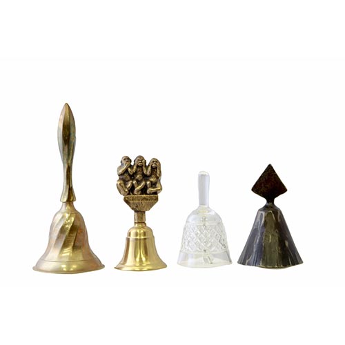 Sub.:2-On - Lote: 1114 -  Lote de cuatro campanas dos en bronce, una en metal patinado y otra en cristal tallado. De diferentes formas y tamaos.