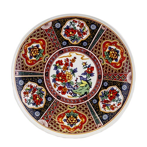 Sub.:2-On - Lote: 809 -  Plato en porcelana esmaltada con decoracin de corte orientalista, y ala compartimentada con grecas geomtricas y composiciones florales en cartuchos.