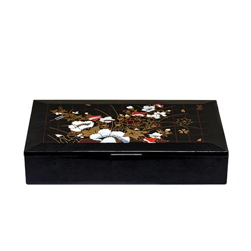 Sub.:2-On - Lote: 944 -  Caja en madera lacada con motivos florales de corte oriental. Chinosserie.