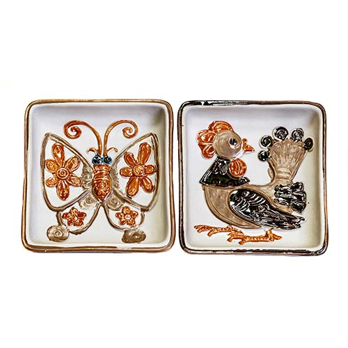 Sub.:2-On - Lote: 658 -  Lote de dos platos cuadrados en cermica esmaltada con representaciones centrales de gallo y mariposa.