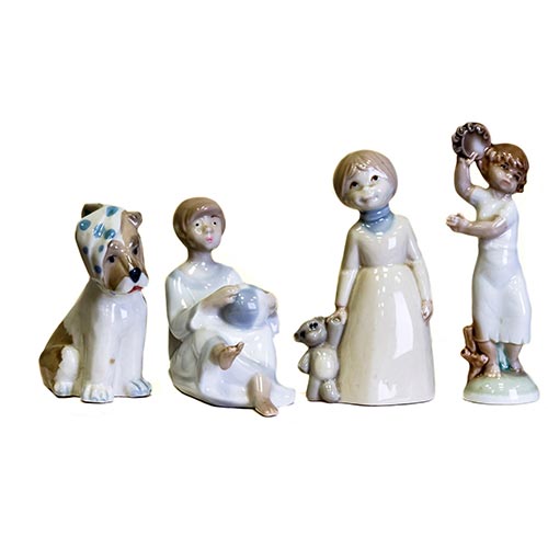 Sub.:2-On - Lote: 782 -  Lote de cuatro figuritas lladr. Tres nios y un perrito. En porcelana esmaltada.