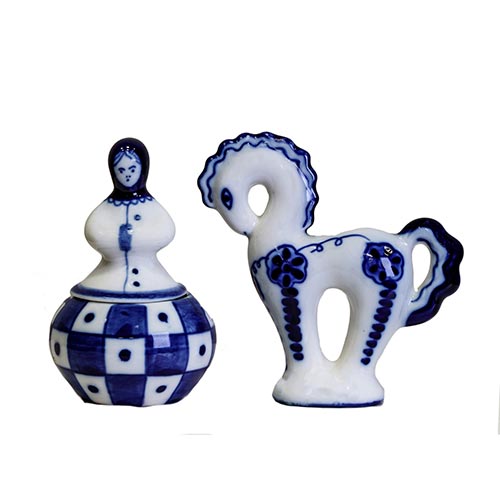 Sub.:2-On - Lote: 754 -  Lote de dos figuras en porcelana esmaltada azul y blanco. Caballo y Mueca cajita.