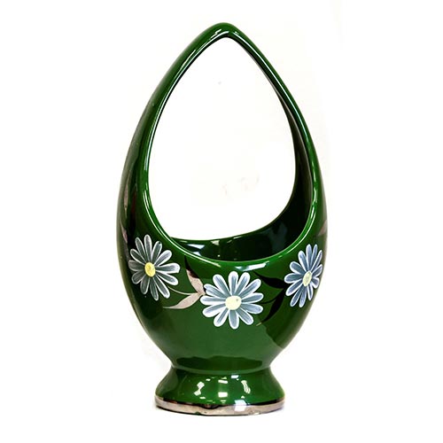 Sub.:2-On - Lote: 857 -  Centro de mesa en forma de cestillo de porcelana esmaltada verde con decoracin floral de margaritas.