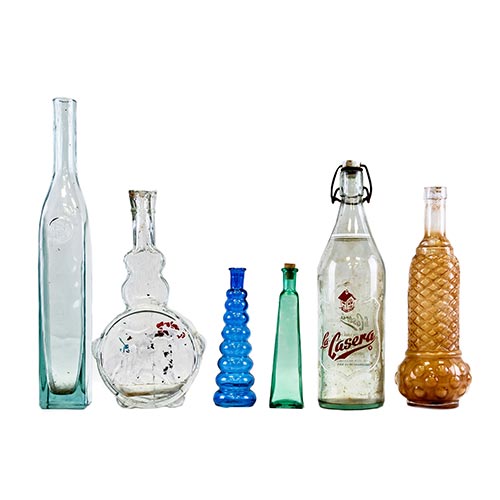 Sub.:2-On - Lote: 1315 -  Lote de seis botellas de distintas formas y procedencias. En cristal soplado, tallado y prensado, tres de ellas tintadas. Una con tapn.