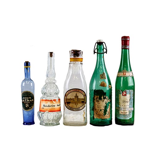 Sub.:2-On - Lote: 1316 -  Lote de seis botellas de licor y farmacia en ditintos colores, tamaos y formas. De cristal con diferentes tratamientos.
