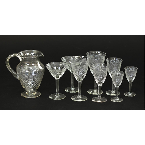 Sub.:2 - Lote: 172 -  Cristalera en vidrio tallado portugus de Atlantis, ca 1942-1944. Formado por: 6 copas de champn, 7 copas de agua, 17 de vino y 15 de licor de dos tamaos diferentes. Total: 46 piezas.
