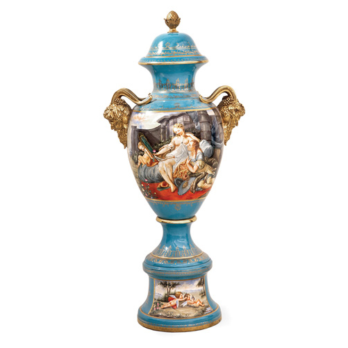 Sub.:2 - Lote: 196 -  Gran jarrn con tapa en porcelana esmaltada y dorada tipo Svres, S.XX. Con decoracin de escenas mitolgicas con firma R. Santomin.