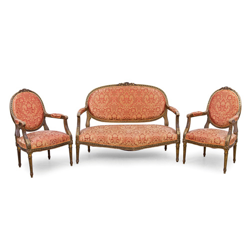 Sub.:2 - Lote: 164 -  Conjunto de sof y dos sillones estilo Luis XVI en madera tallada y dorada. Desperfectos.