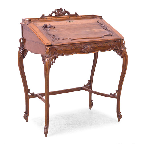 Sub.:2 - Lote: 175 -  Escritorio de dama estilo Luis XV en madera de nogal tallada. Tapa abatible con compartimentos al interior. Pequeo desperfecto.