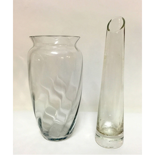Sub.:2 - Lote: 640 -  Lote formado por jarrn y violetero en vidrio incoloro. Pequeo desperfecto.